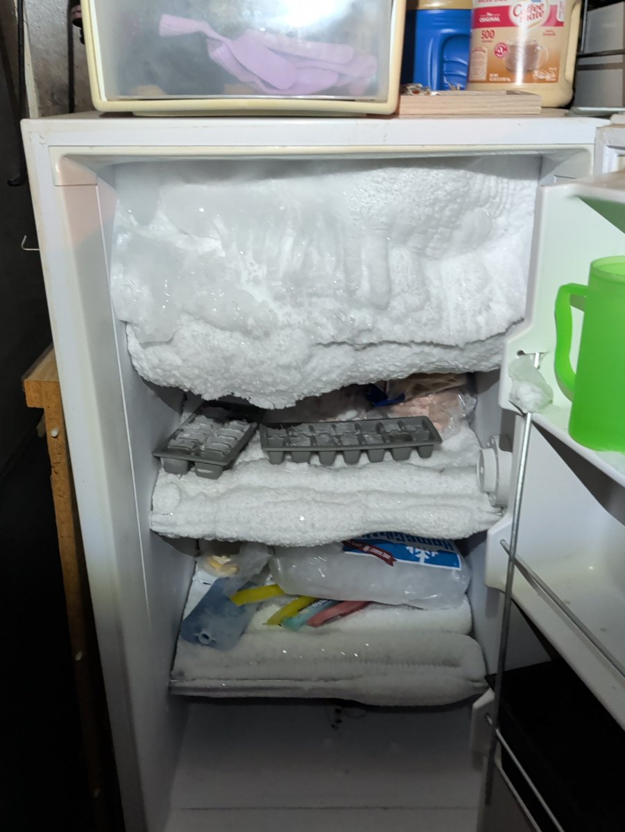 YAHDOG11's tweet photo. When I was out in Indiana I had to defrost the alien freezer take over . And I was hoping to find a bar of pure silver it turned out to be a polish sausage wrapped in aluminum foil from around 1993
#YAHDOG
#YPR
#TLSR https://t.co/DgsRI2G4x0