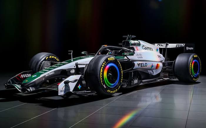 MoChi_RMJP's tweet photo. 今年のF1イギリスGPで披露された初代M2B風で制作

ボディカラーそのまま使えるようにGeminiを中抜きせず作ったらバカみたいにレイヤー使って昇天😇

これで100枚使いきったぞ🫨 https://t.co/bAN66lPS2U