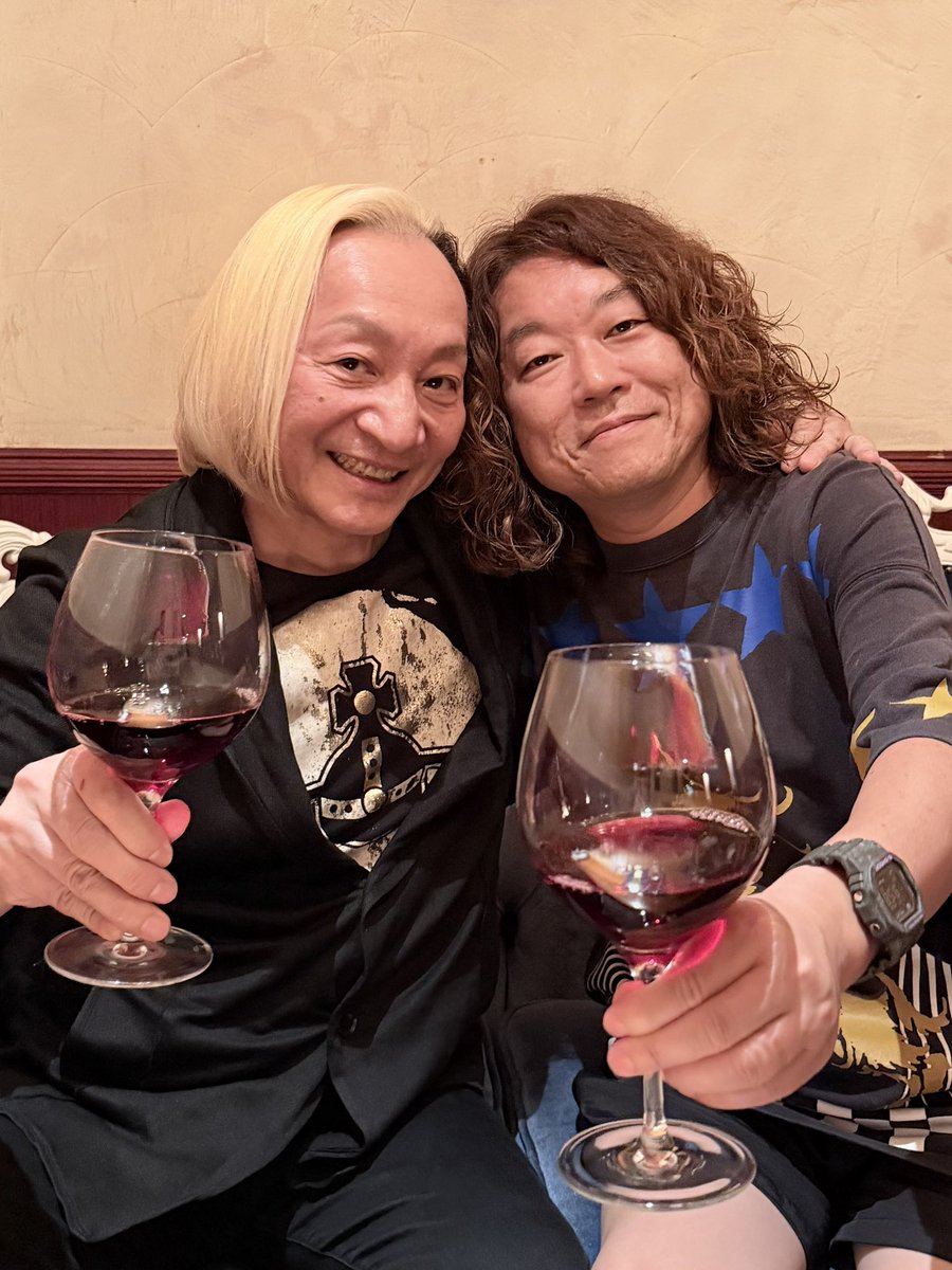 TAGOOOOO's tweet photo. 打ち上げは朝まで大盛り上がり。
ヤガミ先輩と記念写真。
HOTEI FESお疲れ様でした！ https://t.co/IxJRc7Qu0k