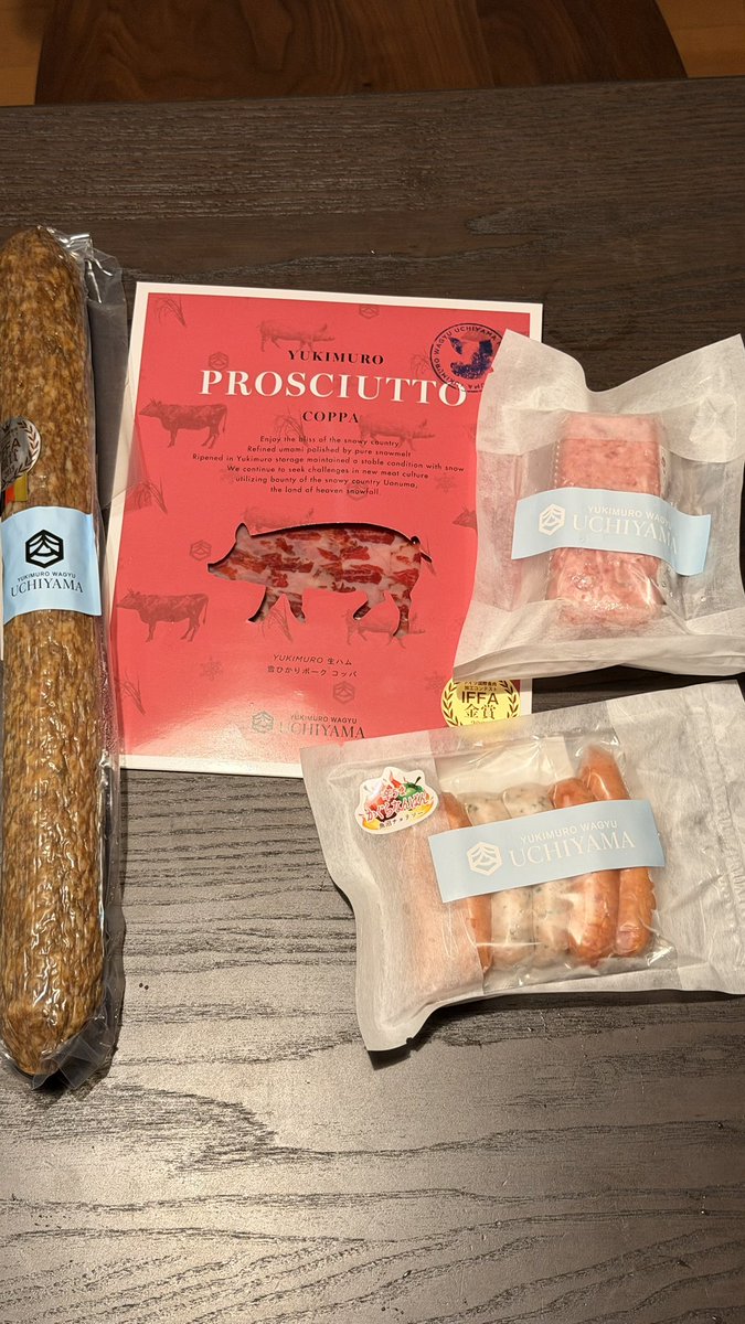 noringojp's tweet photo. フジロックのグッズは一個も買わなかったので、お土産を大量購入。
野菜やキノコなどほとんどは のぐち湯沢ハーツ店。後は道の駅みつまた 。
今年は始めて南魚沼市まで足を伸ばして魚沼の里(八海山の八海醸造が運営してる複合施設)で日本酒とハムやサラミなども購入。 https://t.co/2DaIOoLiIC