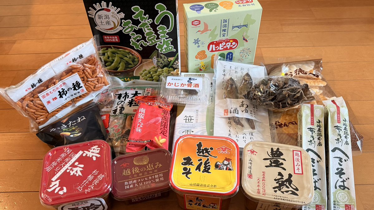 noringojp's tweet photo. フジロックのグッズは一個も買わなかったので、お土産を大量購入。
野菜やキノコなどほとんどは のぐち湯沢ハーツ店。後は道の駅みつまた 。
今年は始めて南魚沼市まで足を伸ばして魚沼の里(八海山の八海醸造が運営してる複合施設)で日本酒とハムやサラミなども購入。 https://t.co/2DaIOoLiIC