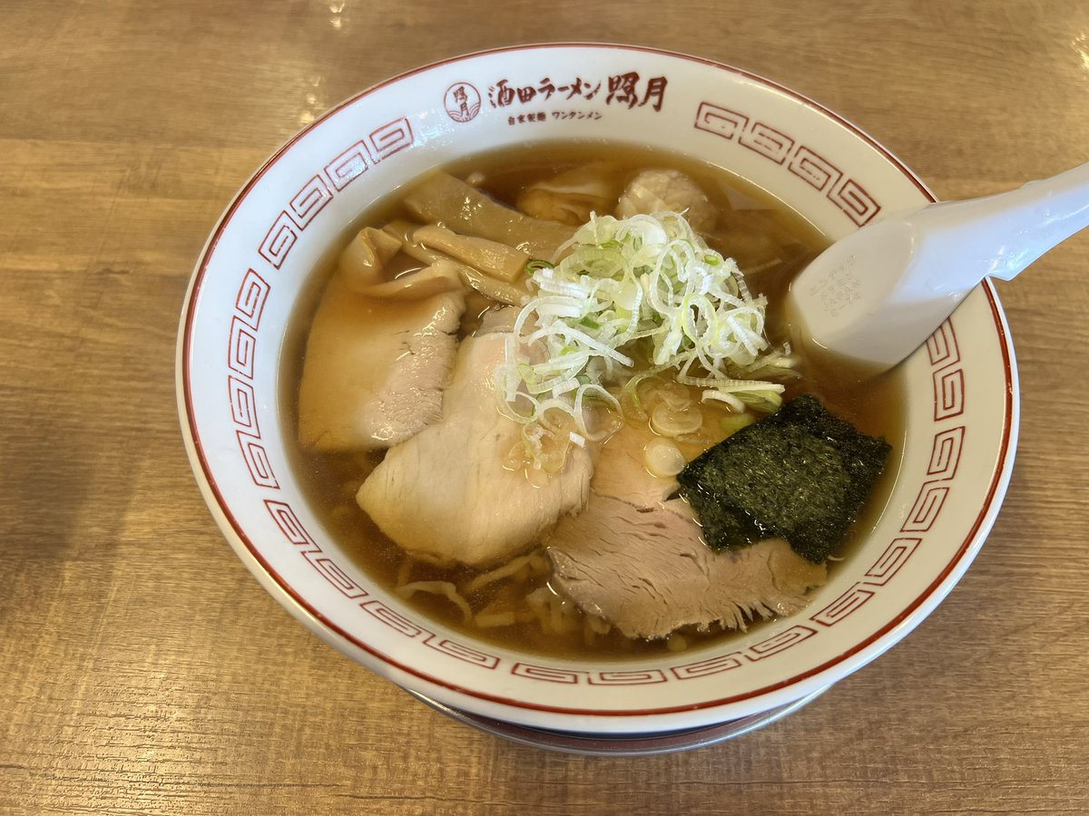 HOPEUSJ's tweet photo. 今までお盆か正月しか実家に帰ってなかったから、いつも混んで入れなかったお店に初入店

ワンタンメン(細麺)を注文
シンプルに美味い😋
#照月
#酒田のラーメン https://t.co/UgtHZHXXef