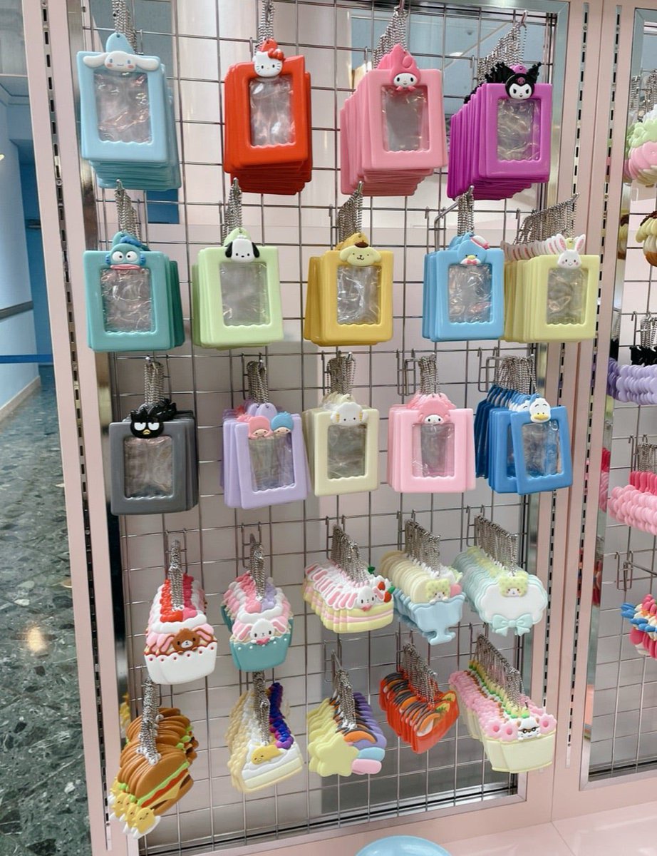 ritm_luv's tweet photo. れたまへ
いまからピューロランドで　
♡にくのすきなひと♡という文字入れを施したカードケースを作りたいんだけど、
誰のケースがいいですか⁉️こんなことでメンションしてすみません
チャーミーキティちゃんとかもいるみたい https://t.co/aUxvAfAbcq