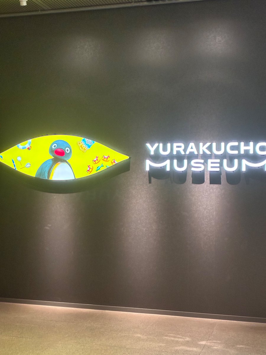 noz3281's tweet photo. 月に一度の東京散歩(仕事)、紙の手形がもうすぐ無くなるので、後もう一回くらいか？相田みつをのところだったのが、◯ングーだ。
目線をくれた😊 https://t.co/Xkr7rKEawB