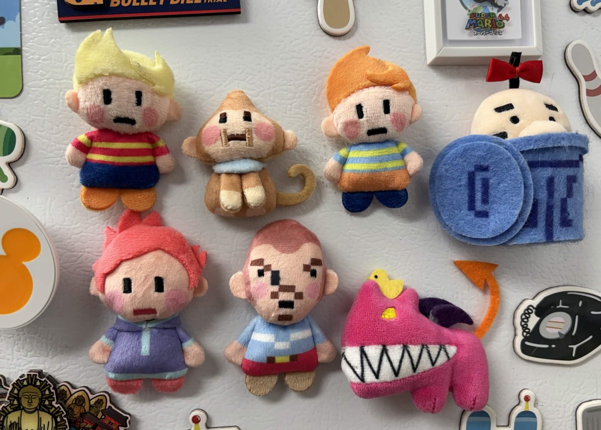 othatsraspberry's tweet photo. maybe all video game creators should go on to found a home goods company

i added Kumatora and Duster to my plush magnet collection, but i forgot to get Boney 😭

(everything from hobonichi mother shop except the lamp and box, which are from an ichiban kuji prize lottery) https://t.co/nqY7hmJKXL
