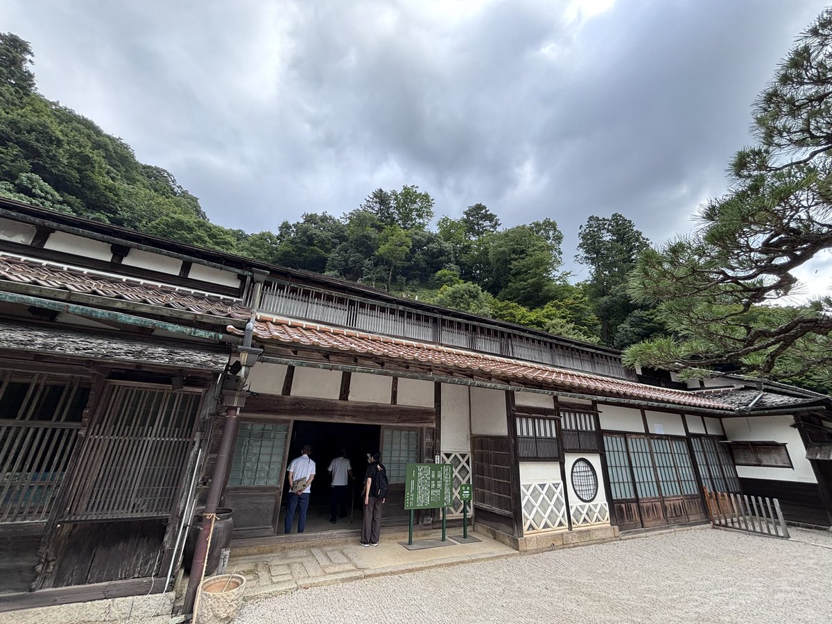 moritaippai's tweet photo. 本日は、雲南市観光協会のガイドさんにたたら製鉄のことを詳しく話す講師ということで、島根県東部を回りながらお話ししています。鉄穴（かんな）流しの後に造った田んぼや、出雲国の鉄師の一つ櫻井家住宅などで目の保養！ https://t.co/UpduL5HgFo