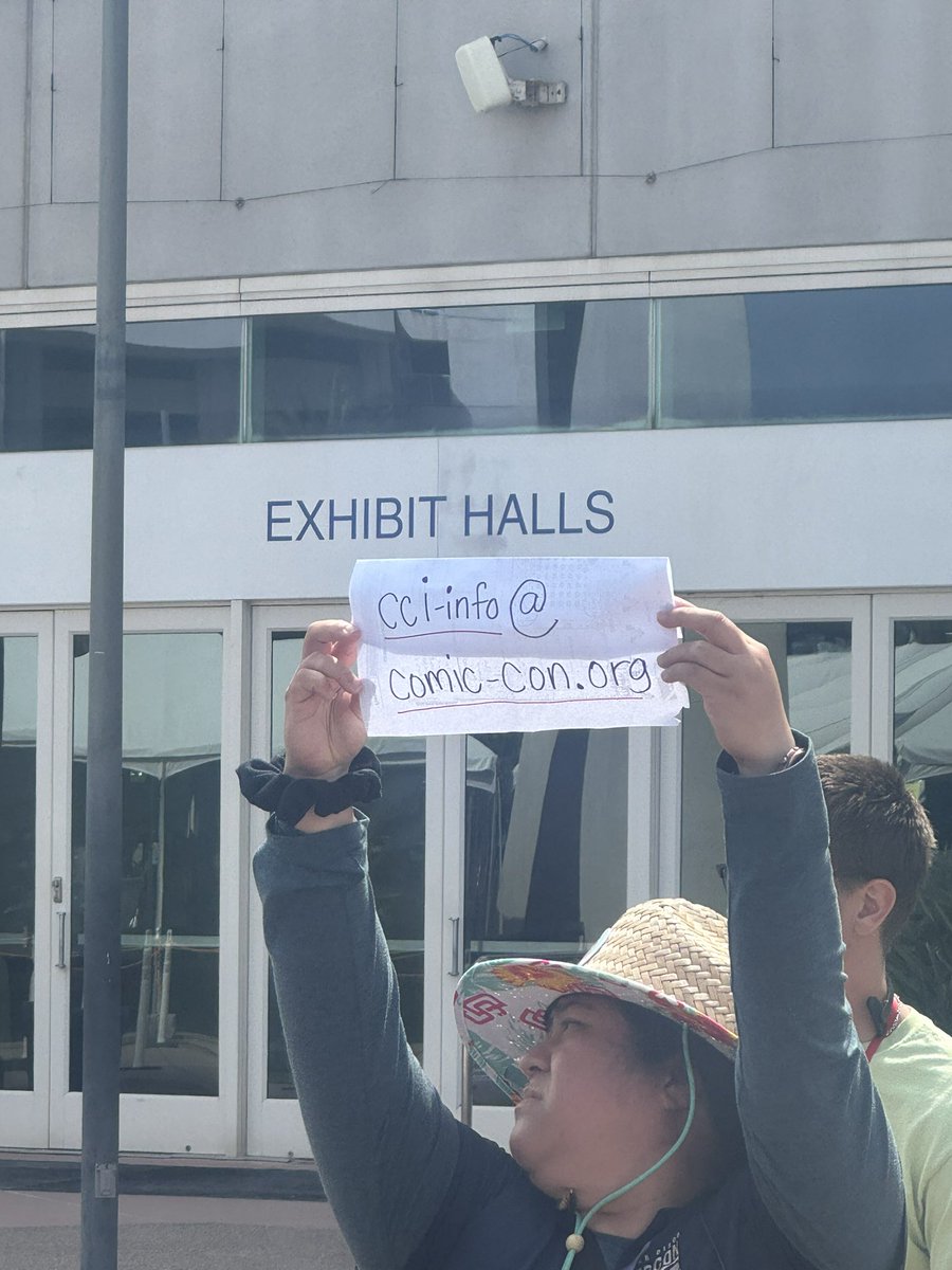 JennifRYoung's tweet photo. Comic-Con lied -#SDCC2026 #HallH #Wristbandgate @Comic_Con https://t.co/iapBD3G17z