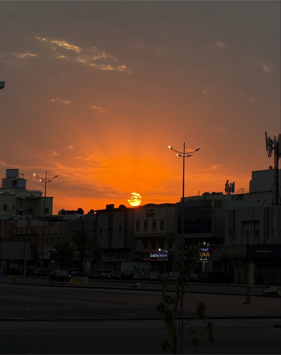 d7m10__'s tweet photo. تذكر دائماً أن الخيارات لا متناهية ، وأنك لست محدود بفرصة واحدة او مستقبل معين، تذكر دائمًا أن في الحياة رحابة ، وأن الآفاق واسعة ، وأن الدنيا اكبر من أن تتمسك بشيءٍ ظنًا منك أنه قد لا يتكرر.

– غازي القصيبي https://t.co/aijMwbGYxN