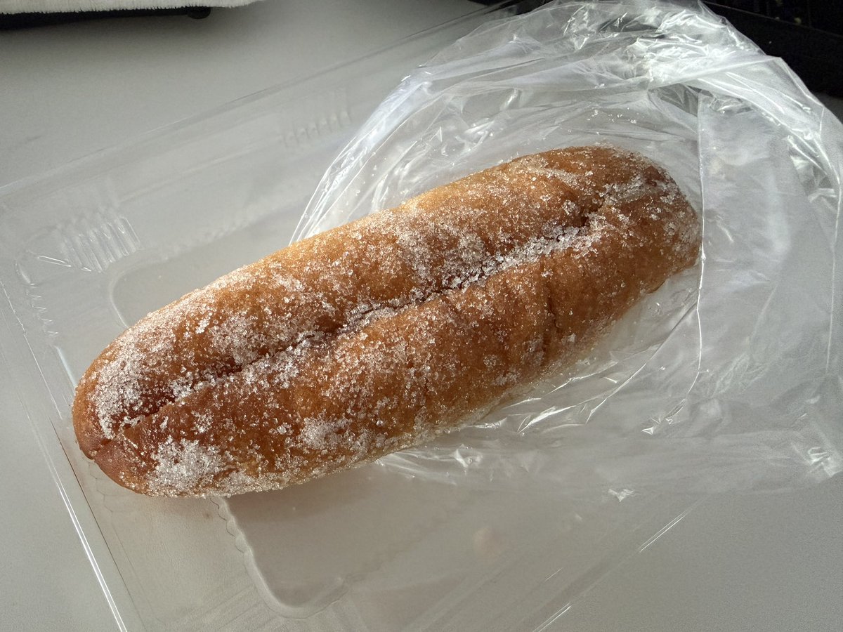 chukixyan's tweet photo. 会社の食堂に「昔懐かしいあげぱん」が売ってたので買ってみた。「昔懐かしい」と書いてあったけど、私が知っているあげぱんはこれじゃなく、丸い…言うなればあんドーナツの形であんこが入ってないやつだった。
小学校で丸い揚げパン食べてた人って少数派なのか？ https://t.co/xwqIfALY0k