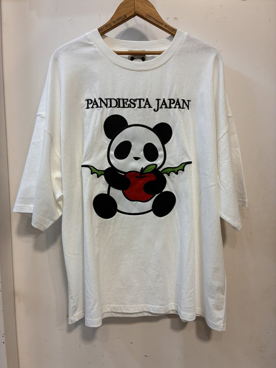 reason_morioka's tweet photo. PANDIESTAJAPAN
りんご大好きパンダさん半袖Tシャツ
#PANDIESTAJAPAN #パンダ　#リーズン https://t.co/A6yJcBOnN9