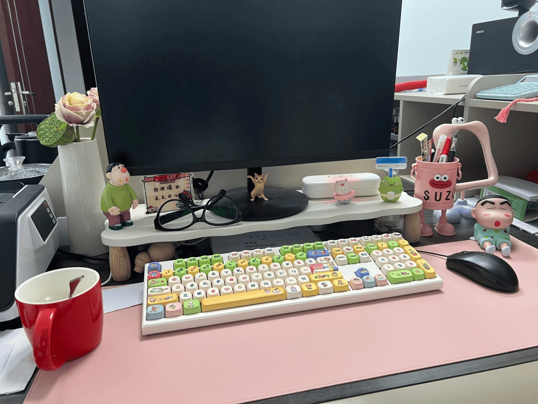wany8284's tweet photo. 刚到工位摸鱼啃包子，总监突然出现在身后，我飞速把包子按进抽屉，结果馅蹭得键盘全是，现在总监还在旁边憋笑递纸 https://t.co/UqDhOewObX
