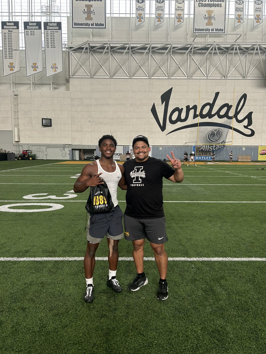 ibrahima5m's tweet photo. Thanks for the great camp today @coachstreadwell @CoachCross2. I had a blast and am excited to bring what I learned back to @olympiabearsfb this season! 
Thank you for the  #GoVandals swag for being the RB MVP today. https://t.co/5CeGu2KKK3