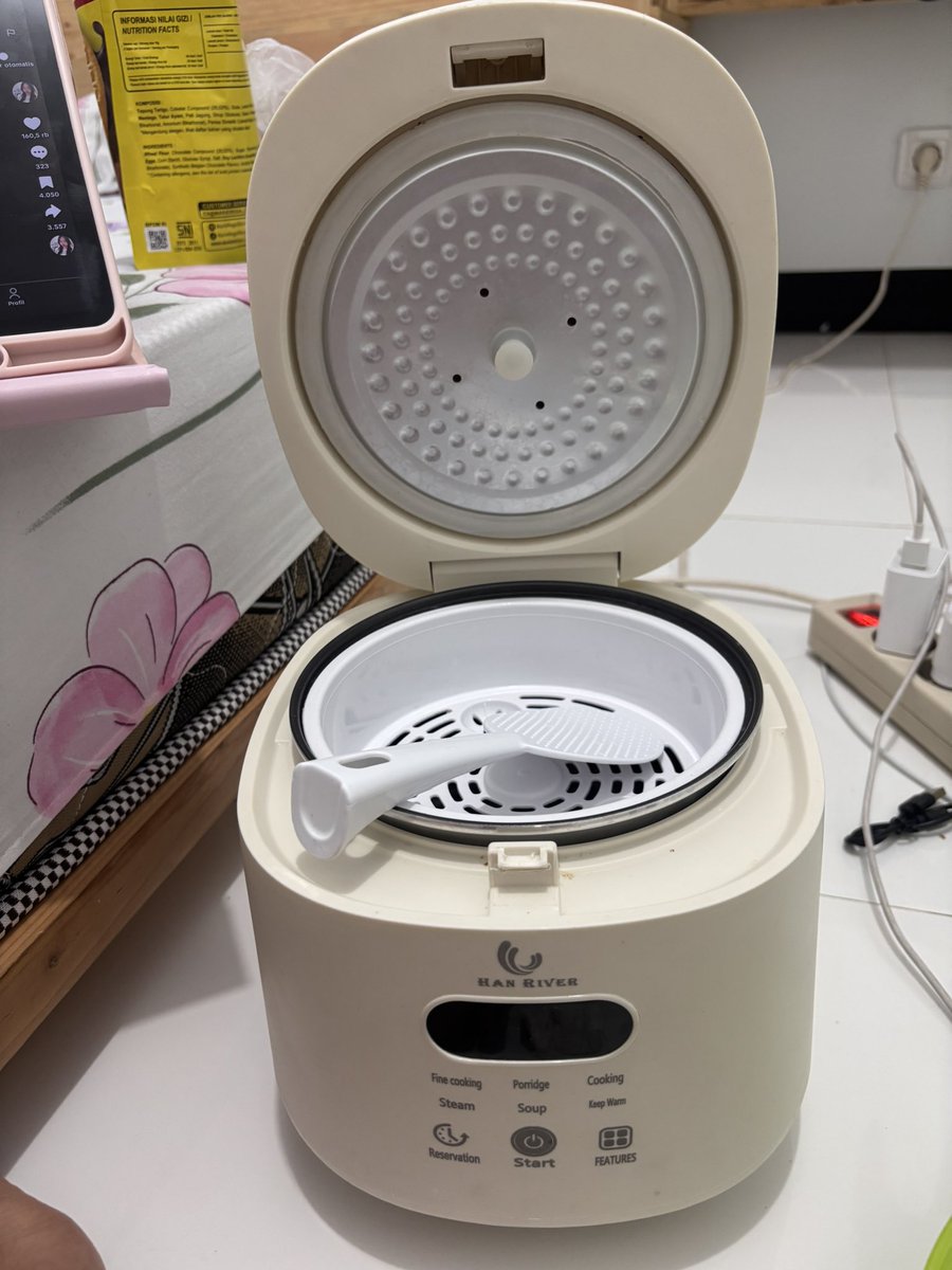citrano45729222's tweet photo. @unicefess Edisi mau cabut dari unnes, Dijual magicom harga normal nya 300k dijual 180k, gelas&amp;piring di harga 20k https://t.co/BdxpEx2O2d