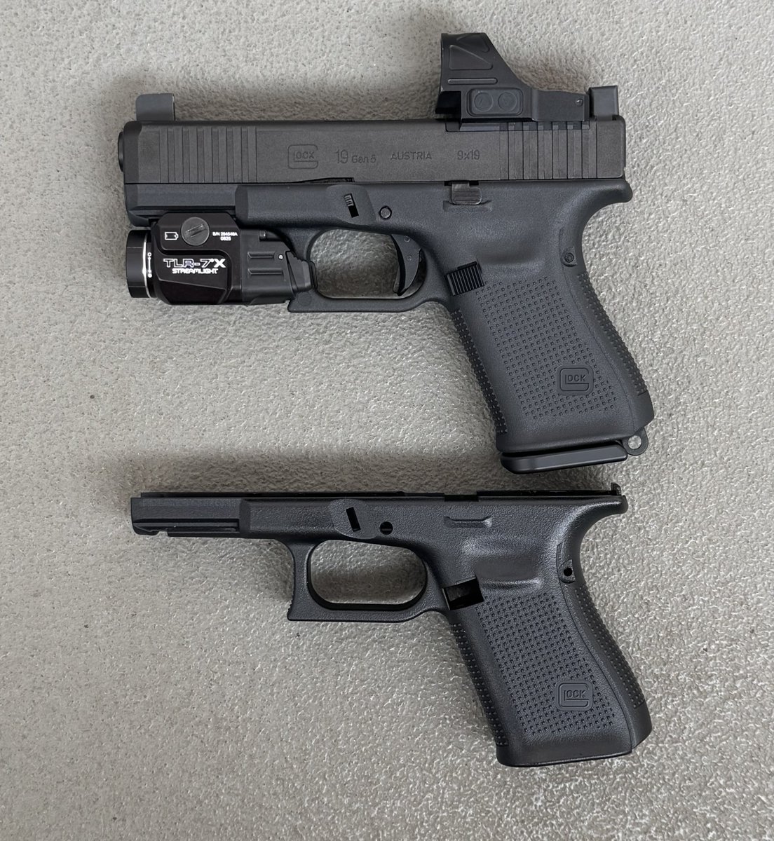 kankimi10's tweet photo. 早速届いたガーダーのフレームに換装。
gen5のフレーム分解は初めてだったので若干戸惑う箇所はあったものの取り付け完了。
刻印もさることながらテカテカフレームから質感が変わるからいいですな😊 https://t.co/QK9O6iI8zC
