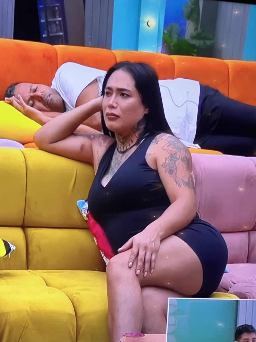 nasty_yx's tweet photo. wey el pinche Ese Pérez hizo sentir mal a la licenciada Karina diciéndole que parecía Nacaranda con su vestido y por eso se fue a cambiar 🥺

#LaCasaDeLosFamososMx
#LCDLFMX4 https://t.co/7DamLbYymr