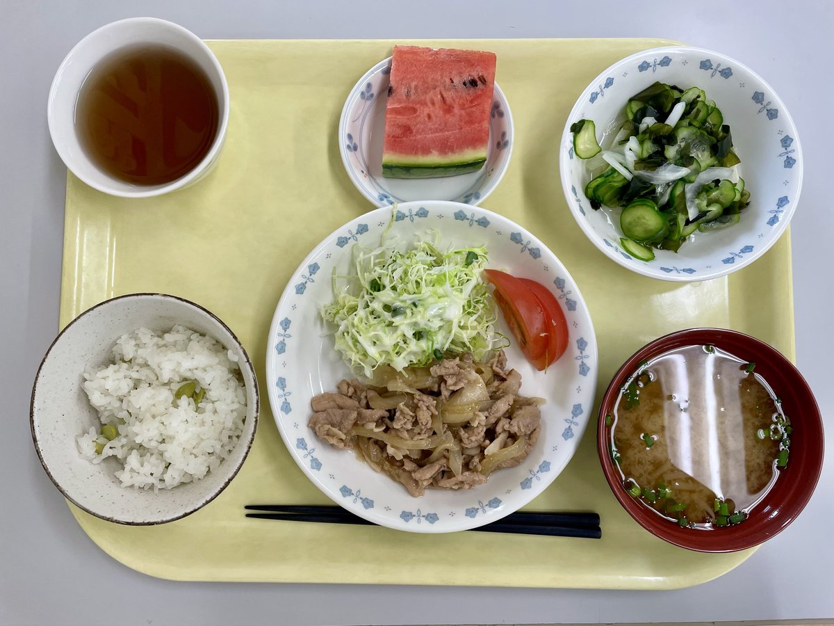 agapejcws's tweet photo. 座間市立もくせい園
#給食
枝豆ご飯
味噌汁
豚肉の生姜焼き
わかめときゅうりの酢の物
すいか https://t.co/LqYLm6CAfQ