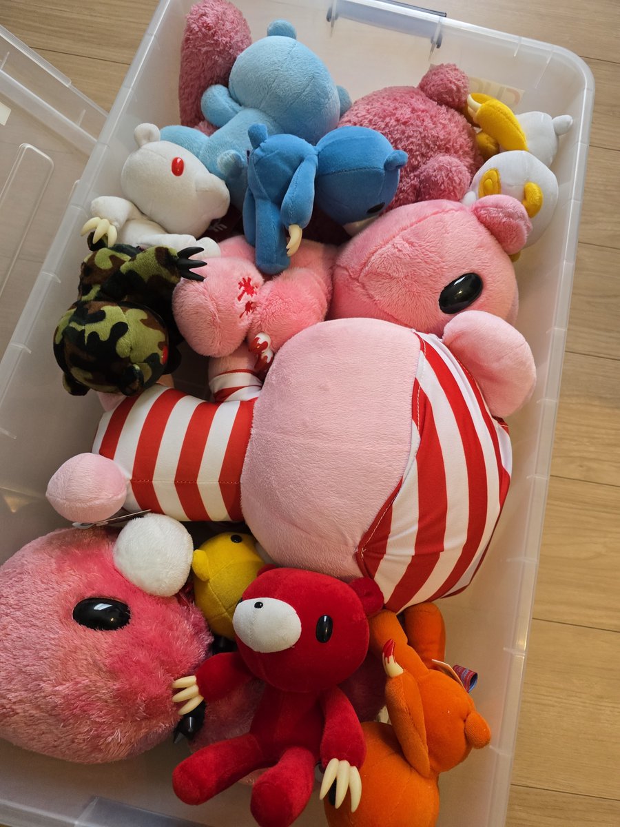 1ch1go's tweet photo. 昨夜、引っ張り出して見てたら、子どもと取り合いwwwあのページが見たい、このページが見たい🧸
私のコレクションを子どもに案内してあげた😂（5歳と2歳）ここに載ってるのが、クローゼットに置いてあるやつだよ〜などw
トートはまだある♡
グルーミーラブすぎる。再燃してて最高すぎる。 https://t.co/KUdJzpdmVX