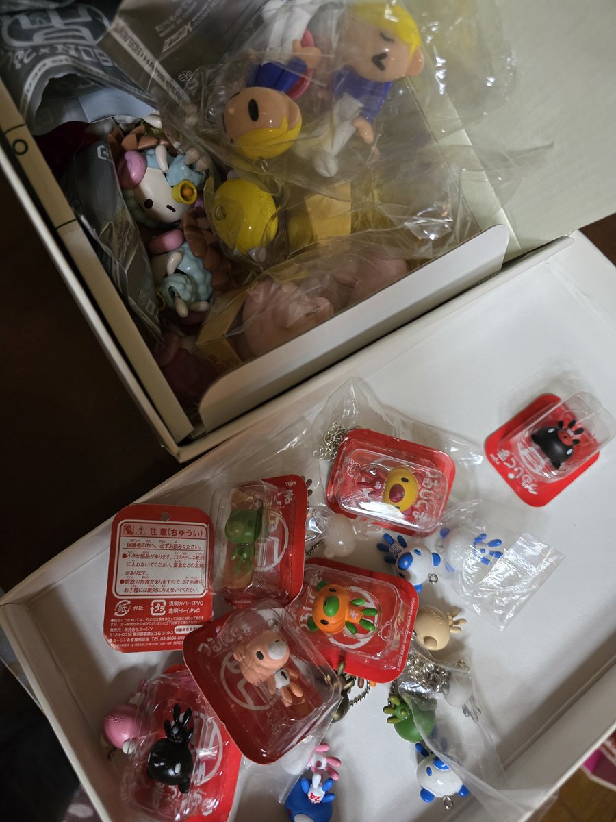 1ch1go's tweet photo. 昨夜、引っ張り出して見てたら、子どもと取り合いwwwあのページが見たい、このページが見たい🧸
私のコレクションを子どもに案内してあげた😂（5歳と2歳）ここに載ってるのが、クローゼットに置いてあるやつだよ〜などw
トートはまだある♡
グルーミーラブすぎる。再燃してて最高すぎる。 https://t.co/KUdJzpdmVX