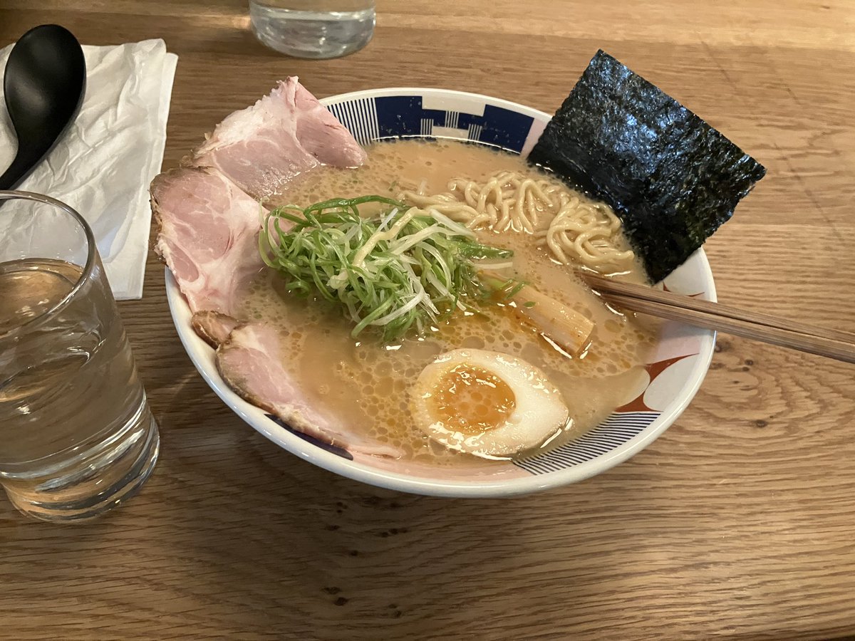 83Bismuth_trpg's tweet photo. ニューヨークのラーメンと東京ばな奈 https://t.co/BU3ztGm9fu