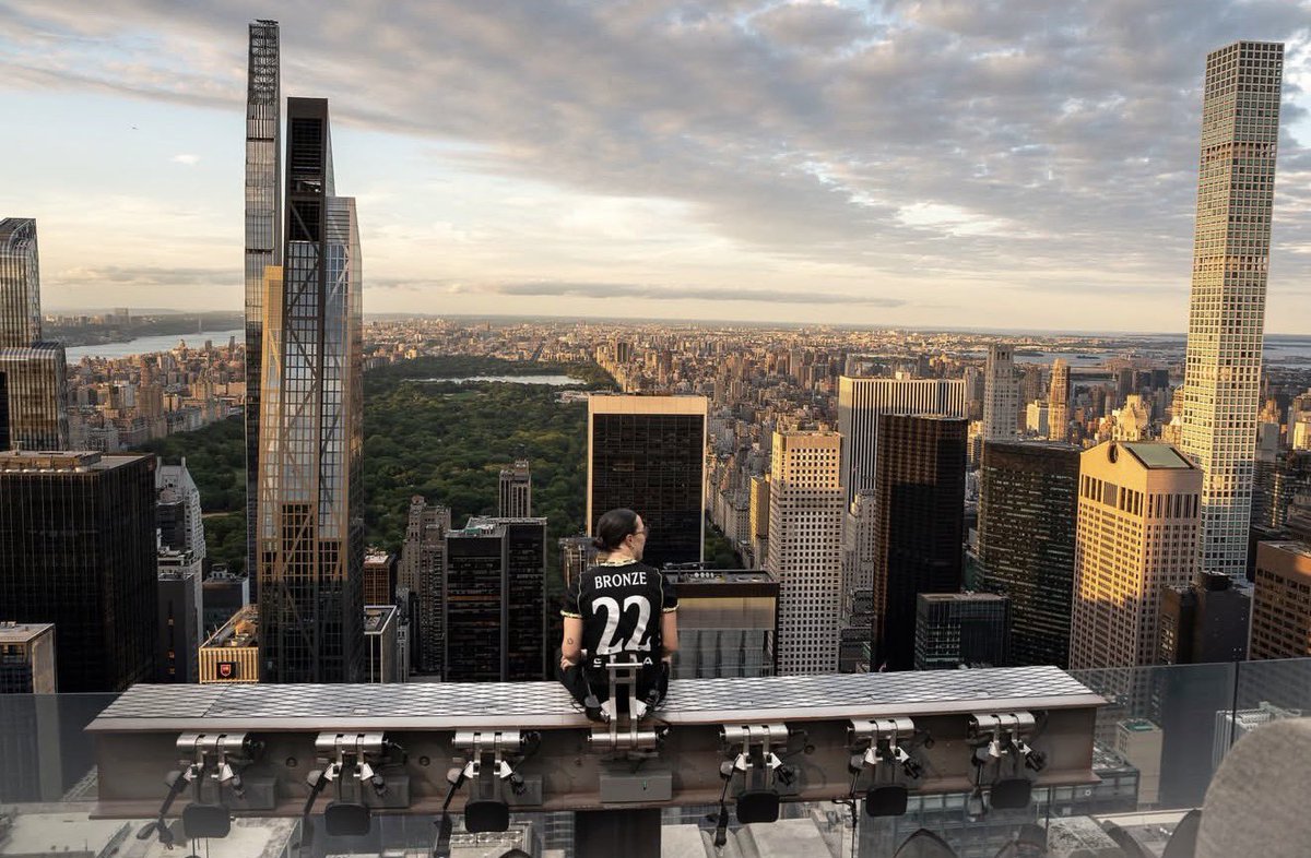 LucyBronzevyou's tweet photo. Wow! What a photo! Lucy Bronze in New York! https://t.co/2C7ZnluFVX