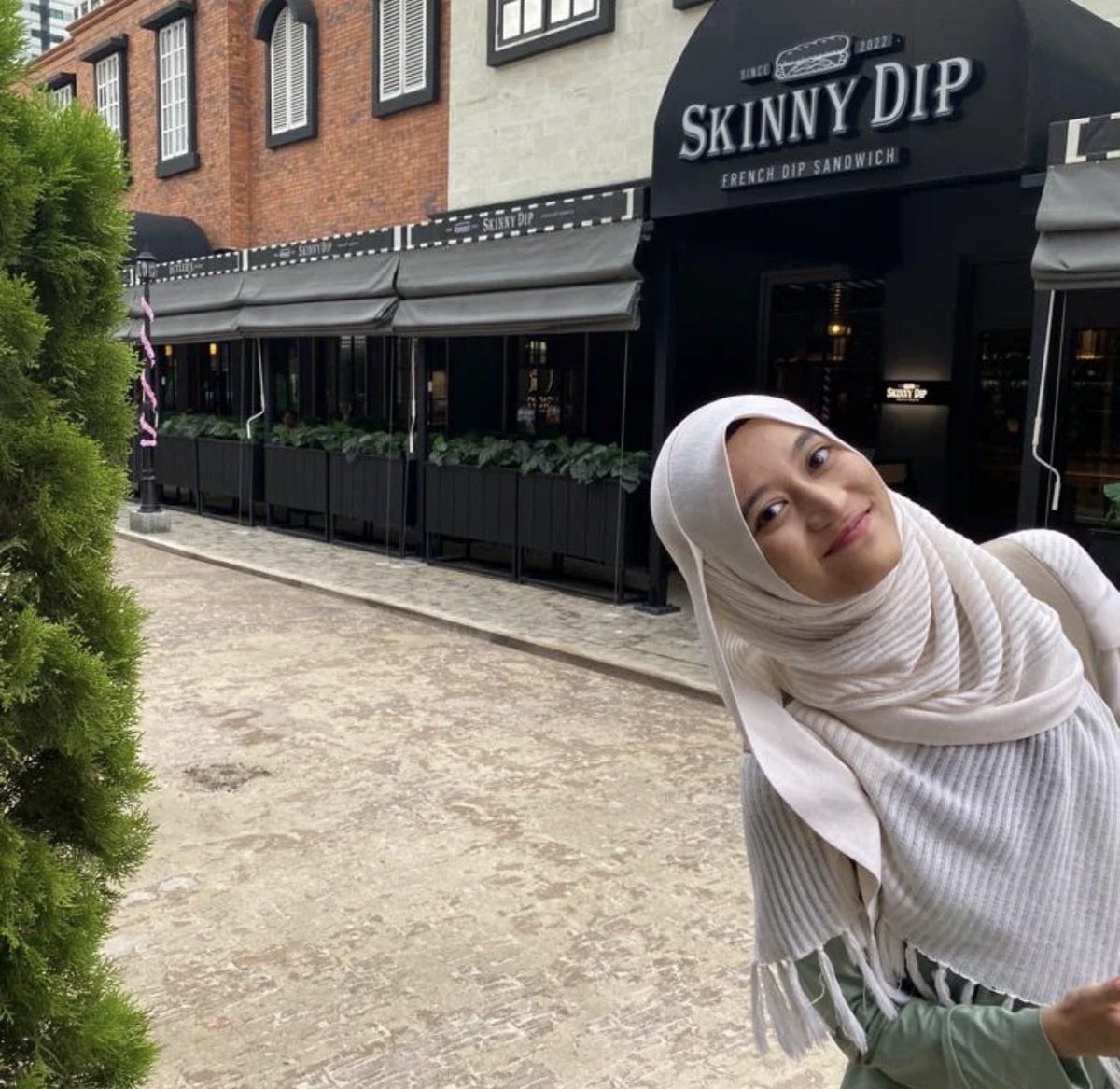 sourvive's tweet photo. Dear algorithm,

Pertemukan aku dengan akun-akun yang konsisten ngonten. Apalagi yang kontennya berhubungan dengan bahasa, karir, buku, pendidikan, dan daily life.

Sedikit tentangku, aku suka ngetweet hal-hal yang berhubungan dengan bahasa Inggris secara santai melalui materi, video, meme, dan short tweets juga.

Salam hangat,
Jeya