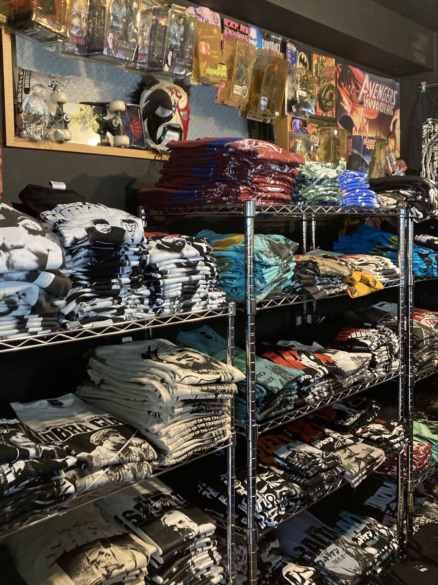 HARDCC's tweet photo. ☀️7月28日(火)☀️
コアチョコの店舗では、ずらりと並ぶ圧巻のTシャツはもちろん、店内を彩るディスプレイにもぜひ注目だ！！👀⚡️

数々のサインに、代表MUNEが集めた珠玉のコレクション…。店内のあちこちに散りばめられた、見どころ満載のデスドリームコア！！

いつも通販で楽しんでくれているみんなも、
この夏休みはぜひコアチョコの店舗へ！💨
Tシャツを実際に手に取り、お宝を発掘してくれ！✨✨

☠️もちろん公式通販サイトでも待ってるぞ☠️
https://t.co/aUDqjsziJS