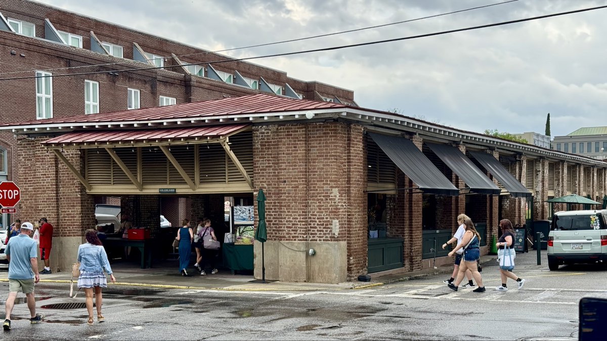 mr1llinois's tweet photo. Charleston’s city market. Goes several blocks deep. https://t.co/atmRQLvymF