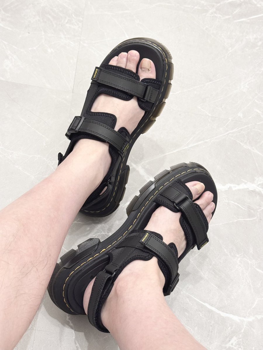 naritama7777's tweet photo. 深夜のテンションで買ったマーチンが到着。
低身長がコンプレックスだったけどこれで2cmは盛れそう。
イェイ！😎 https://t.co/G5aba2b6ea
