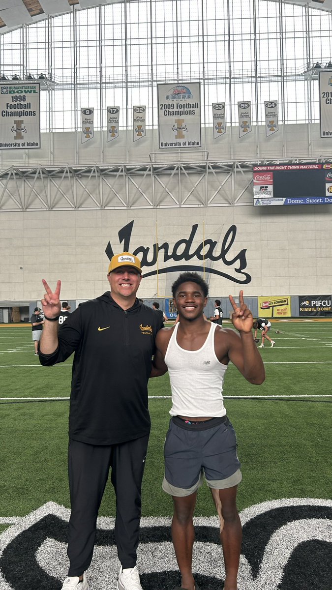 ibrahima5m's tweet photo. Thanks for the great camp today @coachstreadwell @CoachCross2. I had a blast and am excited to bring what I learned back to @olympiabearsfb this season! 
Thank you for the  #GoVandals swag for being the RB MVP today. https://t.co/5CeGu2KKK3