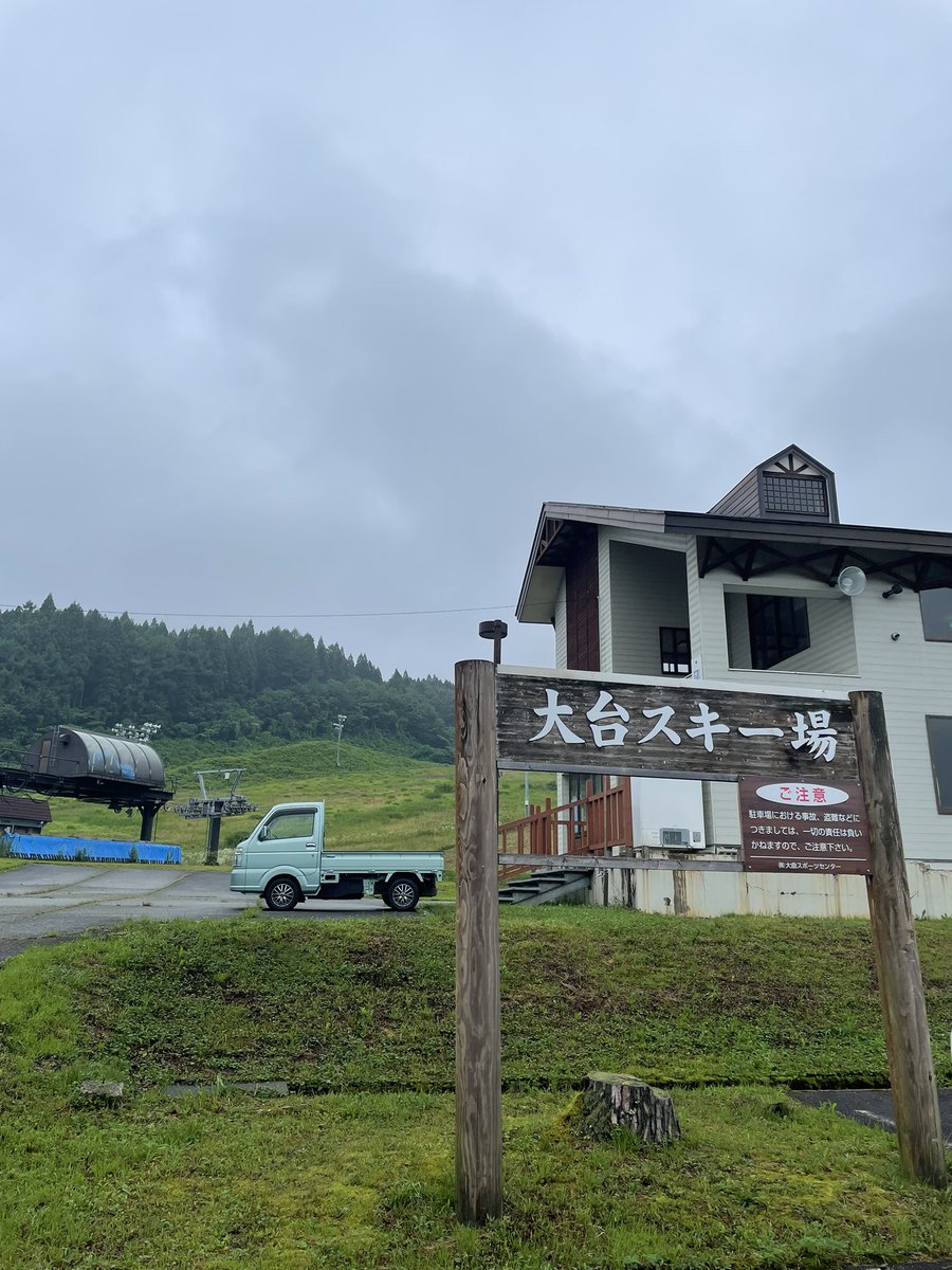 senkanko's tweet photo. 雨を吹き飛ばす笑顔第5回 #大台スキー場ゲレンデラン 🏃‍♂️
7/20夏のゲレンデ1kmを駆け上るイベントが行われました！当日は雨模様でしたが、アニメのヒーローなど個性豊かな53名が完走し、頂上で最高の笑顔が弾けました😊夏の大台スキー場へぜひ！📸ゴール前の写真提供：NPO法人スポーツコミッション秋田 https://t.co/C4I6e6YNPt