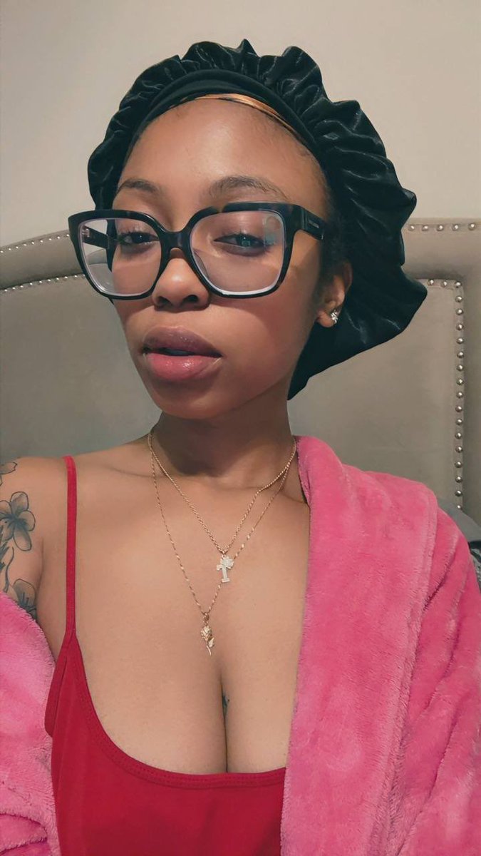 lexisdumbhoe__'s tweet photo. Once this bonnet on I get flashbacks😖🤤
#femdom #cuck #bdsm #sellingcontent #nsfwtwtًً  #perv #ebony https://t.co/pxpTcM4ZSM