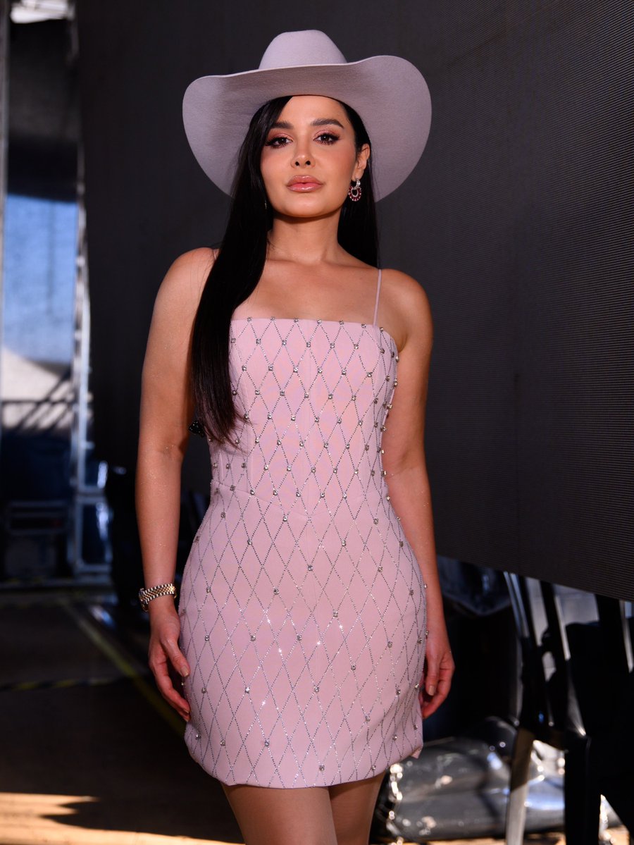 MariaClara3786's tweet photo. Respeita a NOSSA PATROA! Cada dia mais linda, brilhante e dona de tudo. 🎤🤠
​Não existe palavra no dicionário pra descrever a perfeição dessa mulher. Avisa que é ELA! 🔥✨
​A dona do sertanejo, do nosso coração e do look do ano! 👑👢
​Mais um show inesquecível https://t.co/nuiYHeMPNy