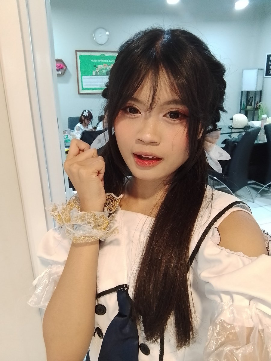 Ame_liaach's tweet photo. Ini make up terbagus aku pls https://t.co/62uJaCJkNU