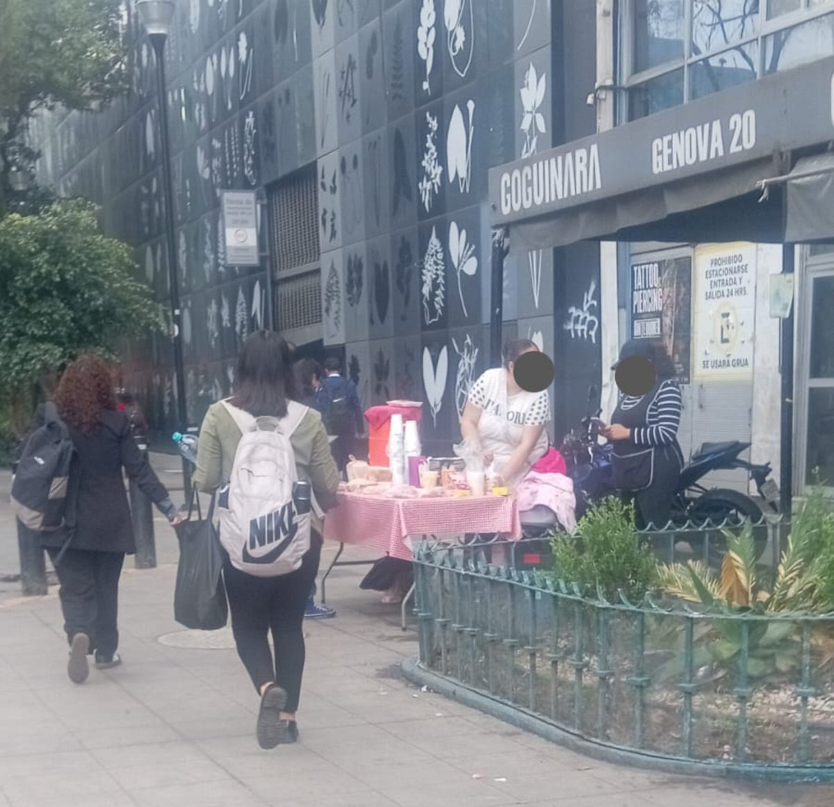 LaColoniaJuarez's tweet photo. ¡SE MULTIPLICAN! 
La misma mujer que tiene un puesto de comida en Génova y Hamburgo ahora puso otro sobre Génova y Estrasburgo, en Zona Rosa, #ColoniaJuarez. 
¿Quibo, @AlessandraRdlv? ? ¿De plano ya nos rendimos como vecino s? Hemos expuesto nuestra inconformidad por el desorden en vía pública, pero en vez de avanzar cada día vamos hacia atrás.