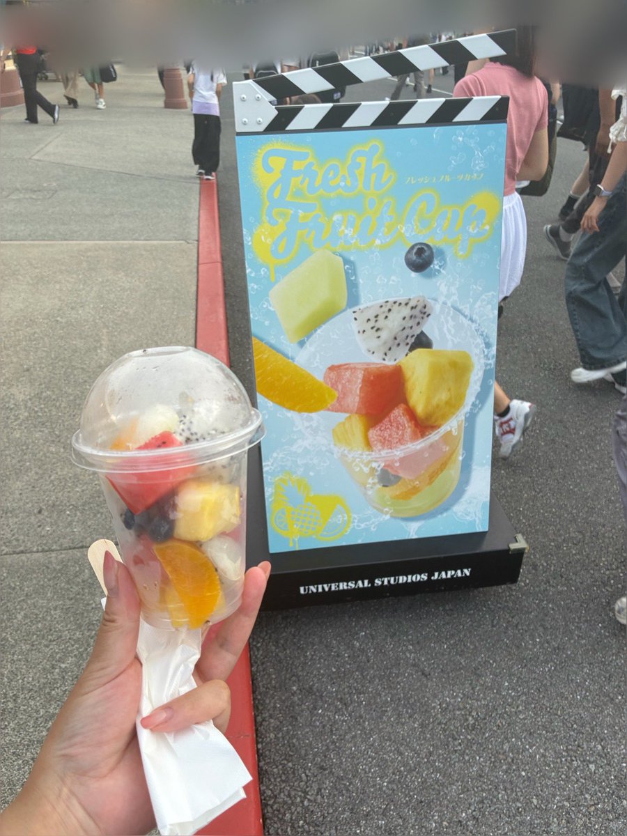 q7udon's tweet photo. さっぱりしてて水分、糖分補給にぴったりだった🙏
ただスイカだけ種があるので要注意です🍉　#USJファン https://t.co/1mnfolLcxT
