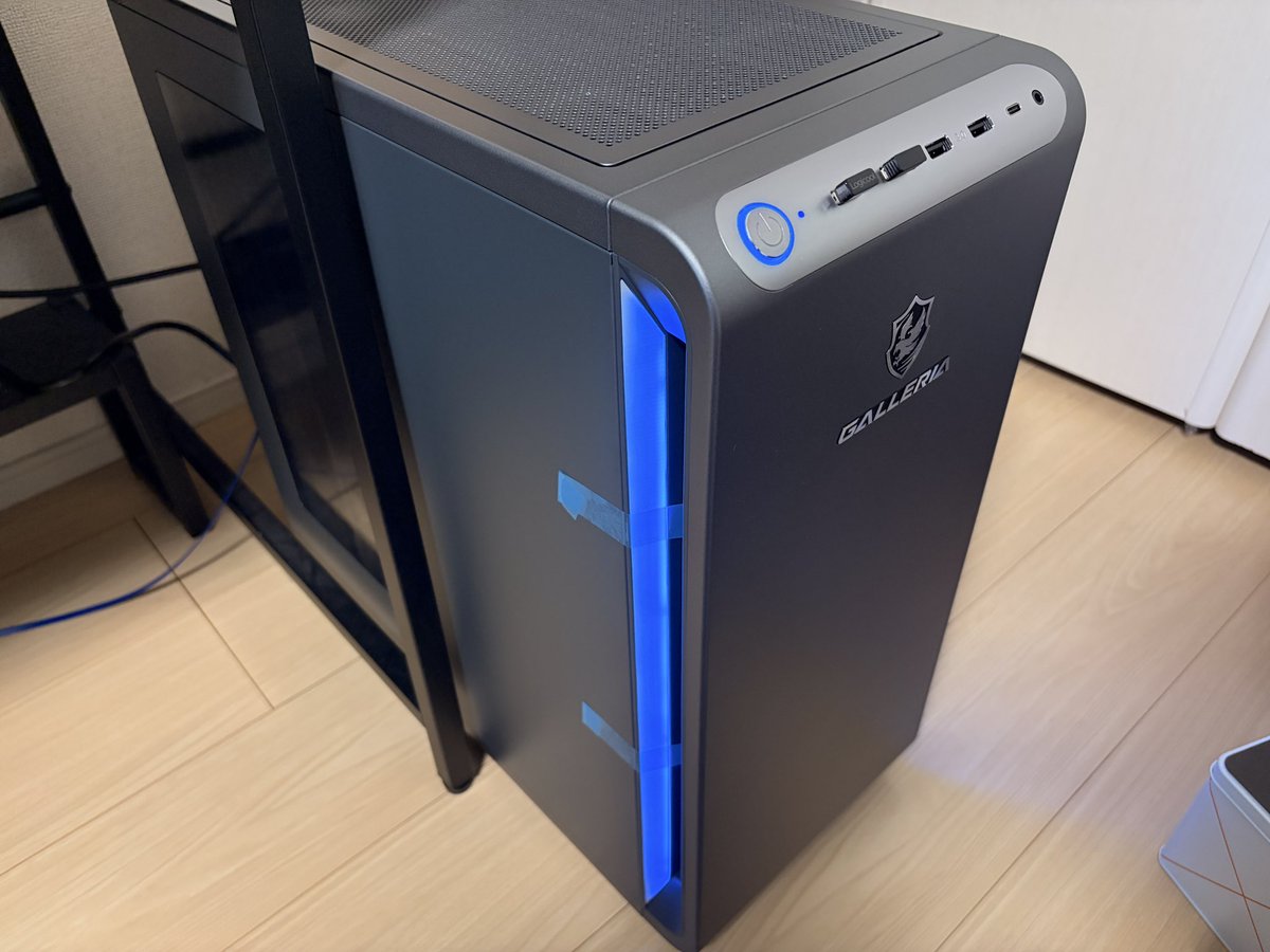 NashinHeartopia's tweet photo. ゲーミングPC買いました☺️

……でかい

床に直置きは一時的です。 https://t.co/BvEavawHGd