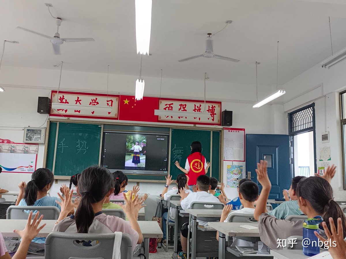 Lady3358's tweet photo. My laptop died mid-presentation, so I started using hand gestures like a conductor—turns out the whole class thought it was a very dramatic performance. https://t.co/Hnaklfdaus