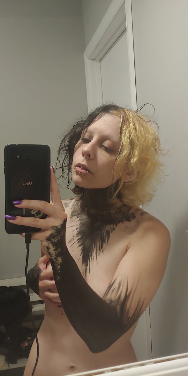 lil_bast's tweet photo. Who up jorkin dey peanits crazy style rn? 😏 Can I help? 😈

#Goth #GothGF #Petite #Sub #BDSM #Single #Feet #Fetish https://t.co/bCO2SkpWPI