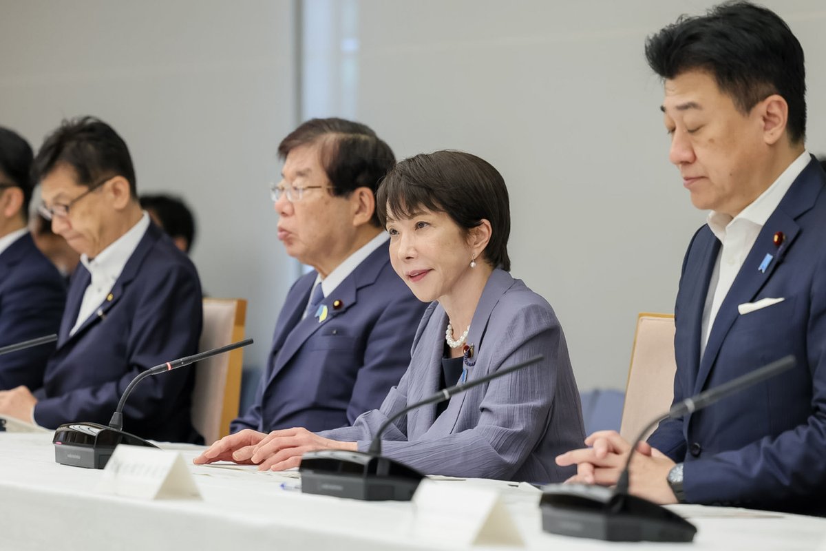 takaichi_sanae's tweet photo. 今朝、「犯罪対策閣僚会議」を開催しました。

我が国は、長年にわたって、良好な治安を世界に誇ってきました。

しかし、昨年、 「特殊詐欺」の被害額は過去最悪を記録し、 本年に入ってからも、 いわゆる「闇バイト」による強盗殺人事件が発生するなど、国民の皆様の命と財産が脅かされています。

また、 昨年は、ストーカー行為に対する禁止命令などの件数が過去最多を記録し、 本年には、『ストーカー規制法』違反などで刑事罰を科せられ、禁止命令も受けていた男性が、まさにその被害者の女性を商業施設で殺害するという大変痛ましい事件も発生しました。

こうした厳しい情勢にあって、 国民の皆様の安全・安心を守るためには、 実効性のある具体策を、社会全体で力を合わせて講じていく必要があります。

「特殊詐欺対策」としては、 政府一丸となり、 金融機関、通信事業者などの関係事業者などとも連携しながら、
「振り込め詐欺救済法における諸課題の検討」、
「匿名性の高い通信アプリの通信内容を迅速に把握するための法制度の検討」、
「ＡＩの効果的な活用による被害防止対策の推進」など、
時代に即した実効力ある施策を推進することが不可欠です。

また、「ストーカー対策」としては、 被害者の保護措置の強化と加害者対策の強化の両面からの対策が不可欠であり、
「加害者へのGPS機器の装着」や、
「治療・カウンセリング受診の義務化」
などの新たな施策を検討する必要があります。

閣僚達には、今朝決定した『詐欺及びストーカー被害拡大防止のための緊急対策』に盛り込まれた各対策について、スピード感を持って取組を進めるとともに、 被害実態に即した対策のアップデートを不断に行っていただくことを指示しました。