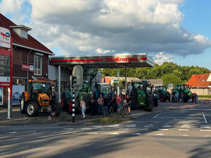 dendolly1's tweet photo. De boeren in Eibergen staan er klaar voor
Suc6 !! https://t.co/4hSrigIsJs