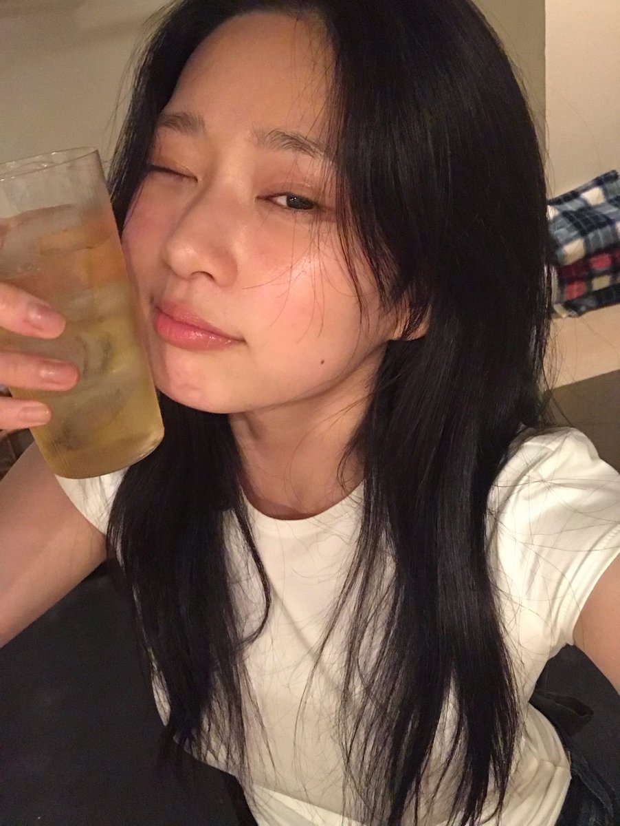 saveminju025's tweet photo. 하이볼 진짜 맛있었나봐 😋 https://t.co/6aqt0vH0Dm