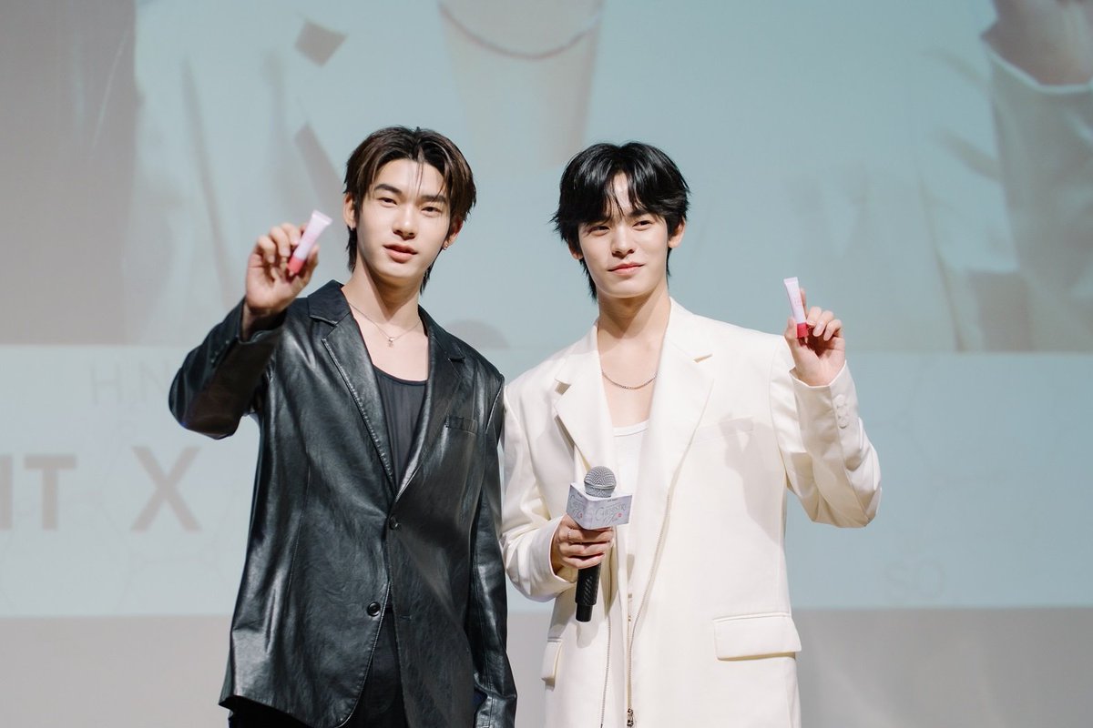 thedailybkk's tweet photo. Baby Bright ดึง TEETEEPOR นั่งแท่น Brand Ambassador ตอกย้ำทิศทางแบรนด์สู่ "Beauty Healthy Lifestyle" คนรุ่นใหม่

#BabyBright #ChemistryofKiss #TEETEEPOR #ตี๋ตี๋ป๋อ #VitadripLipBalm #TEETEEPORBABYBRIGHT

ผ่านพ้นไปอย่างอบอวลด้วยรอยยิ้มและความฟินกระจาย! สำหรับงานเปิดตัวสุด Exclusive Baby Bright “Chemistry of Kiss” with TEETEE-POR ณ Auditorium & Open Space ชั้น 6 True Digital Park ที่งานนี้แบรนด์เครื่องสำอาง T-Beauty ชั้นนำอย่าง Baby Bright เปิดตัวคู่ฮอต ‘ตี๋ตี๋’ วันพิชิต นิมิตภาคภูมิ และ ‘ป๋อ’ ศุภการ จิรโชติกุล (TEETEE-POR) ในฐานะ Brand Ambassador คนล่าสุดของกลุ่มผลิตภัณฑ์ Baby Bright Makeup (Lipstick)

บรรยากาศภายในงานเต็มไปด้วยความอบอุ่นและเป็นกันเองจากเหล่าลัคกี้แฟนที่���าร่วมสร้างปรากฏการณ์เคมีละมุน โดยมีไฮไลท์เ��็ดที่ทำให้แฟนๆ ใจฟูไปตามๆ กัน เมื่อสองหนุ่ม ตี๋ตี๋ - ป๋อ มาแจกความน่ารักสดใส พร้อมร่วมพิสูจน์ริมฝีปากเนียนนุ่ม สุขภาพดี เป็นธรรมชาติ ชวนทุกคนสัมผัสประสบการณ์ปากฉ่ำโกลว์ไร้ริ้วรอยร่องปาก ด้วยไฮไลท์ไอเทมเด็ดอย่าง Vitadrip Intensive Lip Balm ลิปบาล์มเนื้อเนียนนุ่ม สูตรวีแกน 100% ที่อุดมด้วยสารสกัดเปปไทด์, โซเดียมไฮยาลูโรเนต และวิตามินอี ช่วยฟื้นบำรุงริมฝีปากแห้งกร้านให้กลับมาก���ะจ่างใส อ่อนโยนปราศจากแอลกอฮอล์และพาราเบน มีให้เลือกฟินกันถึง 6 เฉดสี ได้แก่ 01 Lychee, 02 Peach, 03 Milkshake, 04 Watermelon, 05 Coffee และ 06 Cherry 

การ���ปิดตัว TEETEEPOR ในครั้งนี้ ไม่เพียงแต่เป็นการสร้างแรงบันดาลใจให้คนรุ่นใหม่สนุกกับการแต่งหน้าและกล้าแสดงออกในแบบของตัวเอง แต่ยังถือเดินหน้าสร้างความเคลื่อนไหวครั้งสำคัญในปี 2026 ปรับภาพลักษณ์แบรนด์จากแนวคิดของ Baby Bright ที่ปรับภาพลักษณ์แบรนด์ครั้งใหญ่จากแนวคิด "Gift From Nature" สู่ "Beauty Healthy Lifestyle" สะท้อนมุมมองความงามยุคใหม่ที่ไม่ได้จำกัดแค่การแต่งหน้า แต่คือการดูแลตัวเอง การเสริมสร้างความมั่นใจ และการใช้ชีวิตอย่างมีสไตล์ในทุกวัน

การปรับภาพลักษณ์ครั้งนี้สะท้อนวิสัยทัศน์ของ Baby Bright  หนึ่งใน T-Beauty ชั้นนำ ในการก้าวสู่การเป็นแบรนด์ที่เชื่อมโยงกับไลฟ์สไตล์ของผู้บริโภครุ่นใหม่ ผ่านการพัฒนาผลิตภัณฑ์ที่ตอบโจทย์ทั้งคุณภาพ เทรนด์ความงาม และการใช้งานจริงในชีวิตประจำวัน พร้อมส่งเสริมให้การแต่งหน้าเป็นส่วนหนึ่งของการดูแลตัวเองและการแสดงออกถึงตัวตนอย่างมั่นใจ โดยประเดิมทิศทางใหม่ของแบรนด์ด้วยการเปิดตัว TEETEEPOR เป็น Brand Ambassador คนใหม่ของผลิตภัณฑ์ลิปสติก

ตลอดหลายปีที่ผ่านมา Baby Bright ได้สร้างความแข็งแกร่งในฐานะแบรนด์ T-Beauty ที่ได้รับความไว้วางใจจากผู้บริโภคทั้งในหมวดเมคอัพ และสกินแคร์ พร้อมได้รับความสนใจจากศิลปิน นักร้อง และบุคคลในวงการบันเทิงเกาหลีที่เลือกใช้ผลิตภัณฑ์ของแบรนด์ในการแต่งหน้าอาธิ หนิงหนิง Aespa และ Angelababy สะท้อนถึงคุณภาพของผลิตภัณฑ์ที่ตอบโจทย์การใช้งานจริง ทั้งด้านประสิทธิภาพ เนื้อสัมผัส สีสัน และผลลัพธ์ของเมกอัพที่สวยติดทน

ความเชื่อมั่นดังกล่าวสะท้อนศักยภาพของ Baby Bright ในการพัฒนาผลิตภัณฑ์ที่มีคุณภาพและสามารถตอบโจทย์มาตรฐานสินค้าระดับสากลควบคู่กับการสร้างสรรค์ผลิตภัณฑ์ที่สอดรับกับเทรนด์ความงามของเอเชียอ��่างต่อเนื่องส่งผลให้แบรนด์ก้าวขึ้นเป็นหนึ่งในแบรนด์ สัญชาติไทยที่ได้รับการยอมรับ และพร้อมแข่งขันในตลาดความงามระดับภูมิภาคและระดับสากล
เรียกได้ว่างาน Baby Bright “Chemistry of Kiss” ไม่เพียงแต่สร้างความประทับใจและเติมเต็มความฟินให้กับแฟนๆ อย่างครบรส แต่ยังเป็นก้าวสำคัญที่สะท้อนว่า Baby Bright พร้อมแล้วที่จะเป็นส่วนหนึ่งในไลฟ์สไตล์ความงามของคนรุ่นใหม่ในทุกๆ วัน

#BabyBright #ChemistryofKiss #TEETEEPOR #ตี๋ตี๋ป๋อ #VitadripLipBalm #TEETEEPORBABYBRIGHT