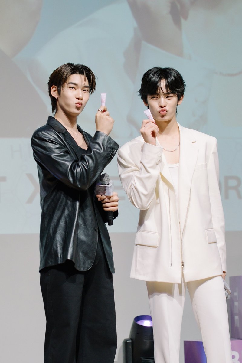 thedailybkk's tweet photo. Baby Bright ดึง TEETEEPOR นั่งแท่น Brand Ambassador ตอกย้ำทิศทางแบรนด์สู่ "Beauty Healthy Lifestyle" คนรุ่นใหม่

#BabyBright #ChemistryofKiss #TEETEEPOR #ตี๋ตี๋ป๋อ #VitadripLipBalm #TEETEEPORBABYBRIGHT

ผ่านพ้นไปอย่างอบอวลด้วยรอยยิ้มและความฟินกระจาย! สำหรับงานเปิดตัวสุด Exclusive Baby Bright “Chemistry of Kiss” with TEETEE-POR ณ Auditorium & Open Space ชั้น 6 True Digital Park ที่งานนี้แบรนด์เครื่องสำอาง T-Beauty ชั้นนำอย่าง Baby Bright เปิดตัวคู่ฮอต ‘ตี๋ตี๋’ วันพิชิต นิมิตภาคภูมิ และ ‘ป๋อ’ ศุภการ จิรโชติกุล (TEETEE-POR) ในฐานะ Brand Ambassador คนล่าสุดของกลุ่มผลิตภัณฑ์ Baby Bright Makeup (Lipstick)

บรรยากาศภายในงานเต็มไปด้วยความอบอุ่นและเป็นกันเองจากเหล่าลัคกี้แฟนที่���าร่วมสร้างปรากฏการณ์เคมีละมุน โดยมีไฮไลท์เ��็ดที่ทำให้แฟนๆ ใจฟูไปตามๆ กัน เมื่อสองหนุ่ม ตี๋ตี๋ - ป๋อ มาแจกความน่ารักสดใส พร้อมร่วมพิสูจน์ริมฝีปากเนียนนุ่ม สุขภาพดี เป็นธรรมชาติ ชวนทุกคนสัมผัสประสบการณ์ปากฉ่ำโกลว์ไร้ริ้วรอยร่องปาก ด้วยไฮไลท์ไอเทมเด็ดอย่าง Vitadrip Intensive Lip Balm ลิปบาล์มเนื้อเนียนนุ่ม สูตรวีแกน 100% ที่อุดมด้วยสารสกัดเปปไทด์, โซเดียมไฮยาลูโรเนต และวิตามินอี ช่วยฟื้นบำรุงริมฝีปากแห้งกร้านให้กลับมาก���ะจ่างใส อ่อนโยนปราศจากแอลกอฮอล์และพาราเบน มีให้เลือกฟินกันถึง 6 เฉดสี ได้แก่ 01 Lychee, 02 Peach, 03 Milkshake, 04 Watermelon, 05 Coffee และ 06 Cherry 

การ���ปิดตัว TEETEEPOR ในครั้งนี้ ไม่เพียงแต่เป็นการสร้างแรงบันดาลใจให้คนรุ่นใหม่สนุกกับการแต่งหน้าและกล้าแสดงออกในแบบของตัวเอง แต่ยังถือเดินหน้าสร้างความเคลื่อนไหวครั้งสำคัญในปี 2026 ปรับภาพลักษณ์แบรนด์จากแนวคิดของ Baby Bright ที่ปรับภาพลักษณ์แบรนด์ครั้งใหญ่จากแนวคิด "Gift From Nature" สู่ "Beauty Healthy Lifestyle" สะท้อนมุมมองความงามยุคใหม่ที่ไม่ได้จำกัดแค่การแต่งหน้า แต่คือการดูแลตัวเอง การเสริมสร้างความมั่นใจ และการใช้ชีวิตอย่างมีสไตล์ในทุกวัน

การปรับภาพลักษณ์ครั้งนี้สะท้อนวิสัยทัศน์ของ Baby Bright  หนึ่งใน T-Beauty ชั้นนำ ในการก้าวสู่การเป็นแบรนด์ที่เชื่อมโยงกับไลฟ์สไตล์ของผู้บริโภครุ่นใหม่ ผ่านการพัฒนาผลิตภัณฑ์ที่ตอบโจทย์ทั้งคุณภาพ เทรนด์ความงาม และการใช้งานจริงในชีวิตประจำวัน พร้อมส่งเสริมให้การแต่งหน้าเป็นส่วนหนึ่งของการดูแลตัวเองและการแสดงออกถึงตัวตนอย่างมั่นใจ โดยประเดิมทิศทางใหม่ของแบรนด์ด้วยการเปิดตัว TEETEEPOR เป็น Brand Ambassador คนใหม่ของผลิตภัณฑ์ลิปสติก

ตลอดหลายปีที่ผ่านมา Baby Bright ได้สร้างความแข็งแกร่งในฐานะแบรนด์ T-Beauty ที่ได้รับความไว้วางใจจากผู้บริโภคทั้งในหมวดเมคอัพ และสกินแคร์ พร้อมได้รับความสนใจจากศิลปิน นักร้อง และบุคคลในวงการบันเทิงเกาหลีที่เลือกใช้ผลิตภัณฑ์ของแบรนด์ในการแต่งหน้าอาธิ หนิงหนิง Aespa และ Angelababy สะท้อนถึงคุณภาพของผลิตภัณฑ์ที่ตอบโจทย์การใช้งานจริง ทั้งด้านประสิทธิภาพ เนื้อสัมผัส สีสัน และผลลัพธ์ของเมกอัพที่สวยติดทน

ความเชื่อมั่นดังกล่าวสะท้อนศักยภาพของ Baby Bright ในการพัฒนาผลิตภัณฑ์ที่มีคุณภาพและสามารถตอบโจทย์มาตรฐานสินค้าระดับสากลควบคู่กับการสร้างสรรค์ผลิตภัณฑ์ที่สอดรับกับเทรนด์ความงามของเอเชียอ��่างต่อเนื่องส่งผลให้แบรนด์ก้าวขึ้นเป็นหนึ่งในแบรนด์ สัญชาติไทยที่ได้รับการยอมรับ และพร้อมแข่งขันในตลาดความงามระดับภูมิภาคและระดับสากล
เรียกได้ว่างาน Baby Bright “Chemistry of Kiss” ไม่เพียงแต่สร้างความประทับใจและเติมเต็มความฟินให้กับแฟนๆ อย่างครบรส แต่ยังเป็นก้าวสำคัญที่สะท้อนว่า Baby Bright พร้อมแล้วที่จะเป็นส่วนหนึ่งในไลฟ์สไตล์ความงามของคนรุ่นใหม่ในทุกๆ วัน

#BabyBright #ChemistryofKiss #TEETEEPOR #ตี๋ตี๋ป๋อ #VitadripLipBalm #TEETEEPORBABYBRIGHT