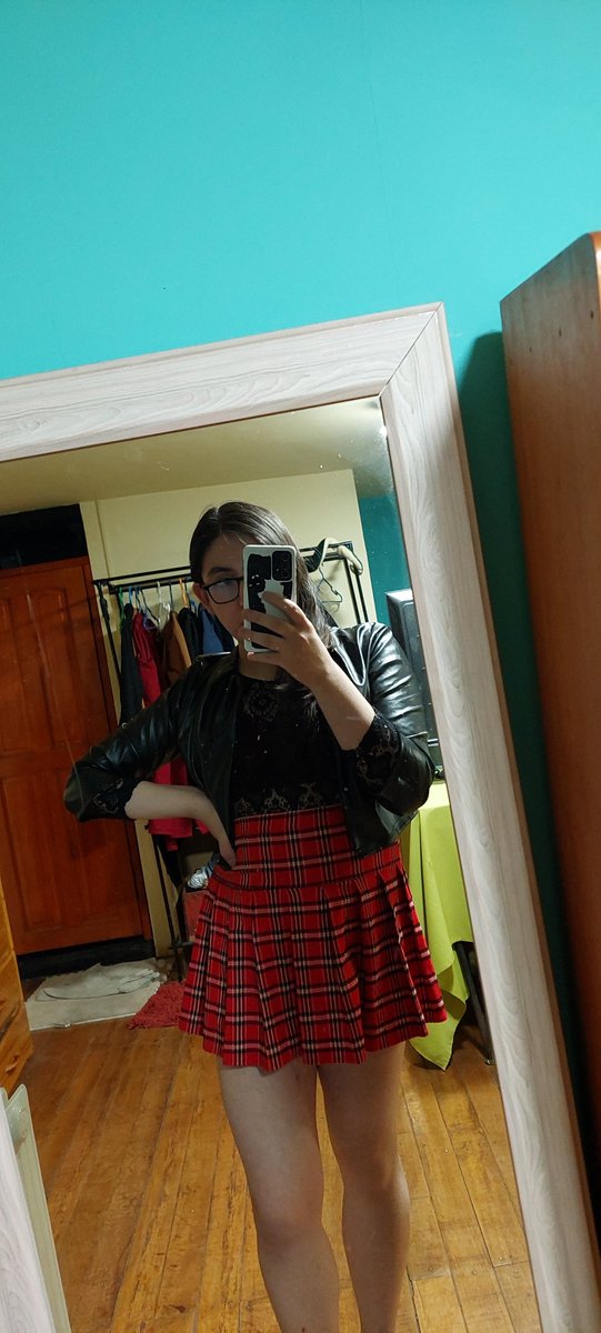 CthUwU_103's tweet photo. I need to start working on my poses and fits, here's something i guess, i do love this skirt tho https://t.co/BhnyhtV4ag