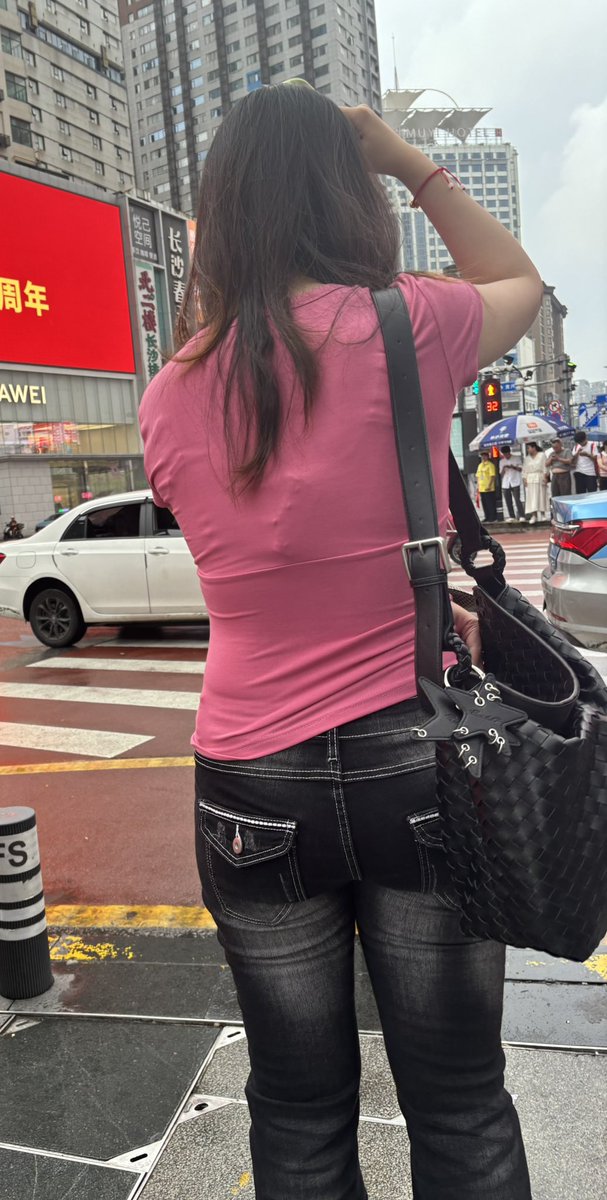 tddfjijh's tweet photo. 韩系辣妹 包裹感十足
#街拍 #女大 #紧身牛仔裤 https://t.co/phy01Gpjhc