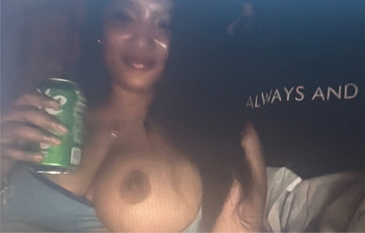xKayyKrueger's tweet photo. MacBook cam 📸🤭🤭 https://t.co/d60rq1ffD5