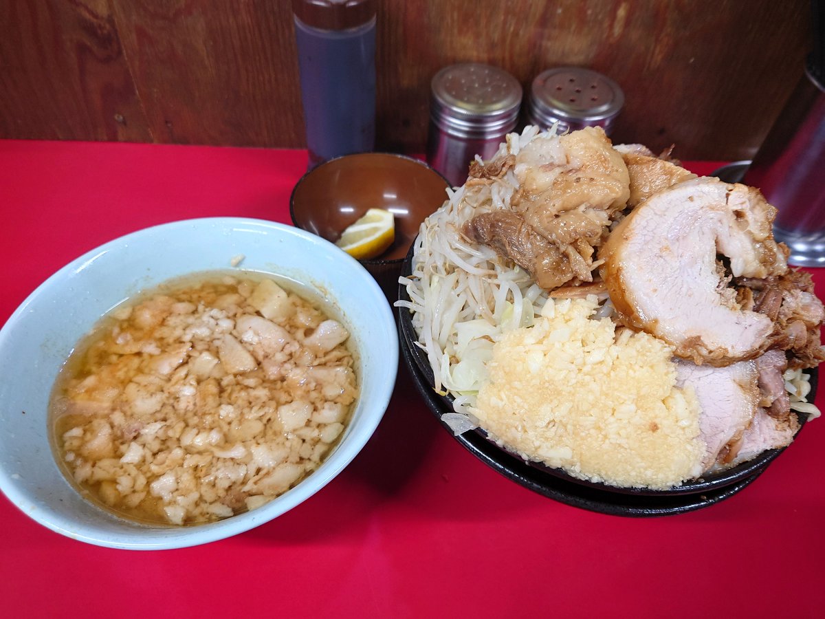 KQd7YL2axR40432's tweet photo. ということで雨の中の新潟二郎
全マシマシ麺マシ豚２枚追加つけ麺変更
酸味とアブラのハーモニーがめちゃ美味かった
お店に聞いたわけでもないくせにコールの解説掲示を勝手にこれはマシマシ禁止が明確になったとか捻じ曲げて拡散する迷惑なやつが現れるハプニングもあったがいつもの二郎平常運転 https://t.co/MoT0moWFNC