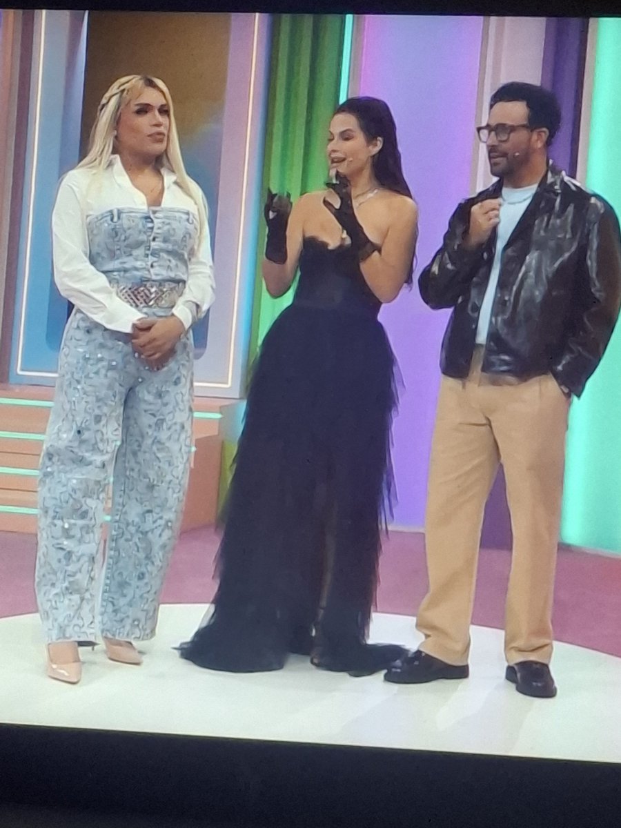 kygbjh's tweet photo. mariana regresando al proyecto sirviendo cuerpo, rostro y outfit... esa funita del mango sirvió de algo 👀

#LaCasaDeLosFamososMx #LCDLFMX4 https://t.co/JzjFdcSMsw