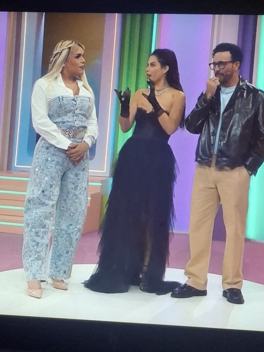 kygbjh's tweet photo. mariana regresando al proyecto sirviendo cuerpo, rostro y outfit... esa funita del mango sirvió de algo 👀

#LaCasaDeLosFamososMx #LCDLFMX4 https://t.co/JzjFdcSMsw