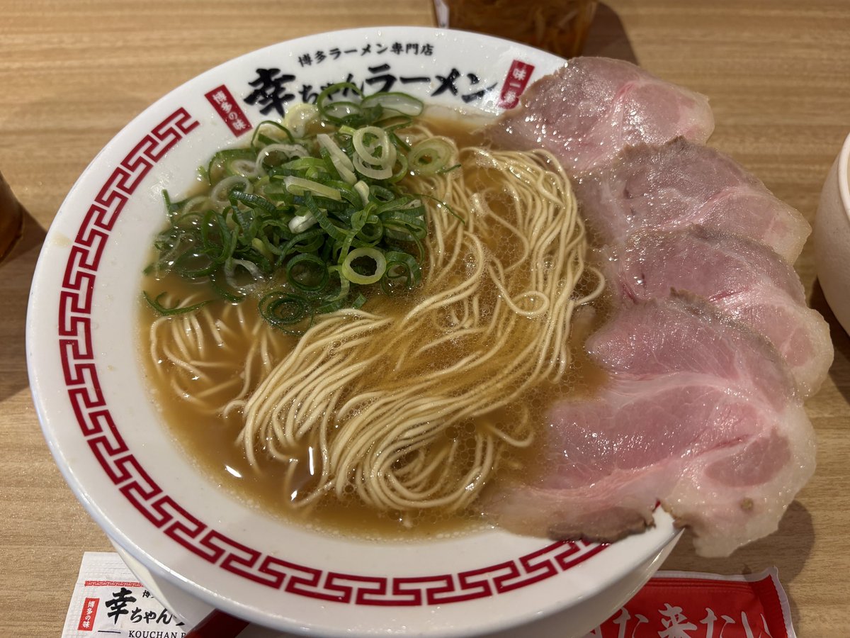 junno0513's tweet photo. 本日昼メシは名古屋伏見、幸ちゃんラーメン伏見店にてチャーシューメン、替玉、ランチサービスのライス🍚

シンプルな博多豚骨ラーメン美味い🍜
替玉後は、からし高菜、ゴマを投入、味変して2度美味しくいただきました😋

ご馳走様〜🍜

 #クレ麺メシ https://t.co/pEQkqWknls